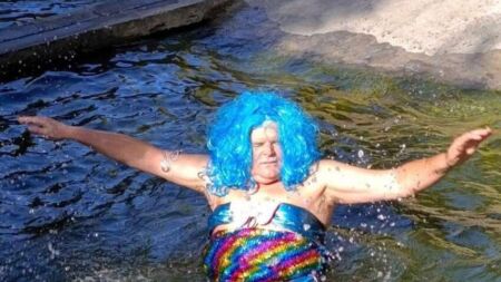 Директор зоопарку Одеси знявся у відвертому вбранні русалоньки (ФОТО)