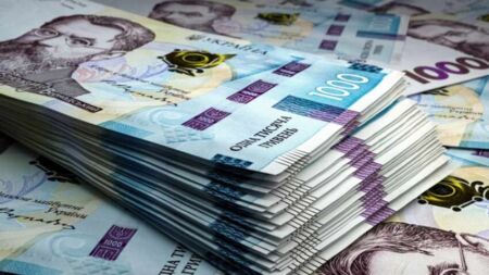 Розміри зарплат шокуючі: скільки отримують члени наглядових рад “Укрпошти” та “Укрзалізниці”