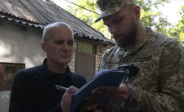 На фронт не потрапляють: скільки людей мобілізують ТЦК