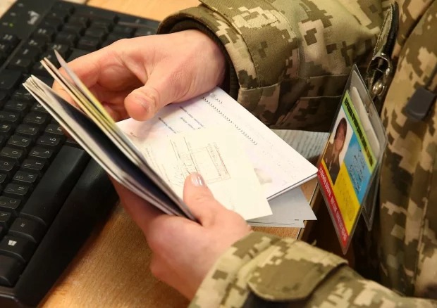 Вимагають довідки, що не ухилянти: українських біженців почали перевіряти