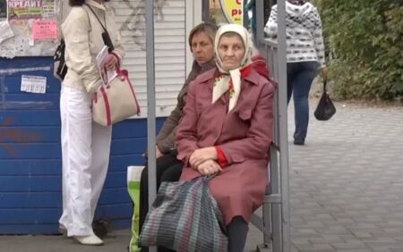 Українці за кордоном зможуть “заробляти” пенсію для рідних: що треба знати