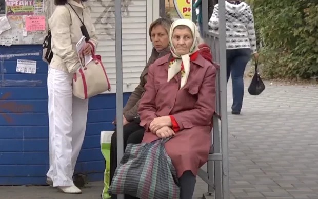 Українці за кордоном зможуть “заробляти” пенсію для рідних: що треба знати