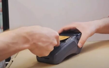 Банки масово блокують картки українців: про що варто знати