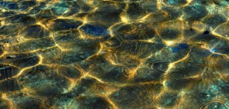 У світовому океані є золото: вчені сказали, чи можна його дістати