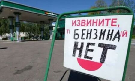 У Росії закінчується бензин, водії стоять у кілометрових чергах на заправках