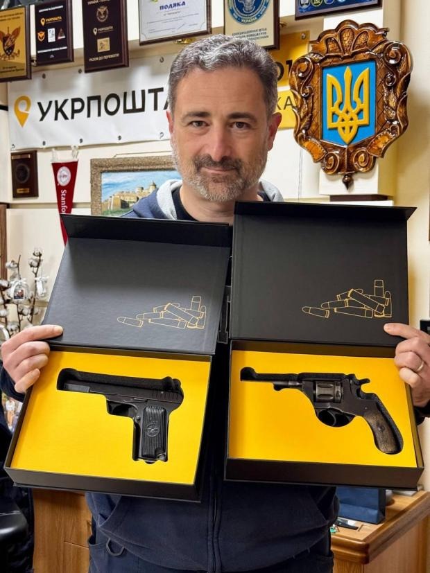 Новий бізнес-хід? Укрпошта почала продавати… вінтажні пістолети й револьвери