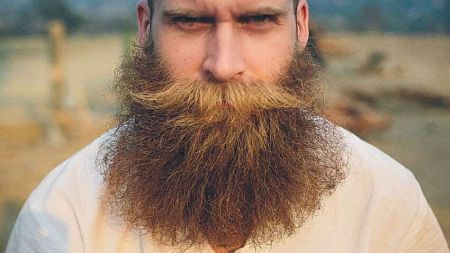 Чоловік 20 років відрощував бороду, а потім збрив її: як він виглядає
