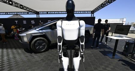 Маск прагне створити “величезну армію” роботів Optimus