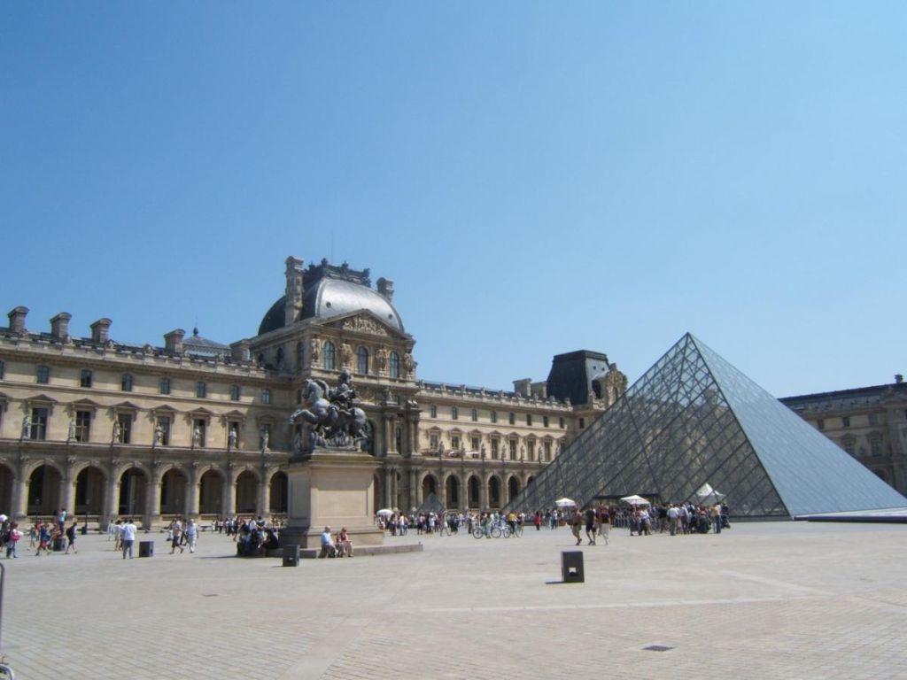 Лувр відкрився для туристів після грандіозного пограбування
