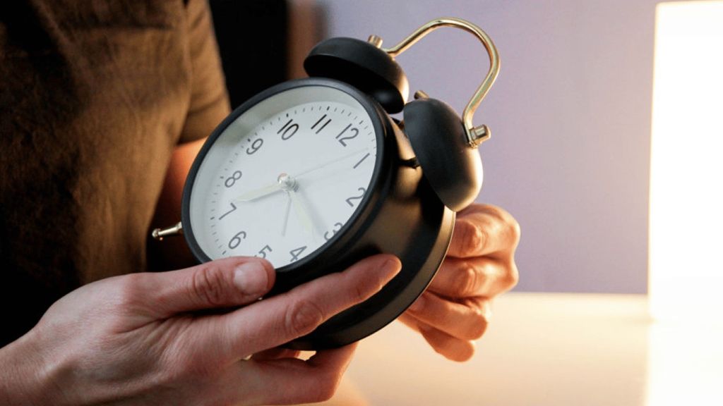 Перехід на зимовий час в Україні: на що впливає переведення годинників