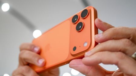 Власник помаранчевого iPhone 17 скаржиться, що його смартфон змінив колір на рожевий
