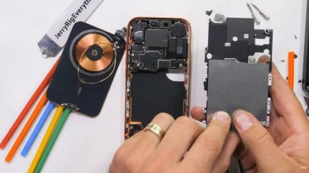 Блогер повністю розібрав новенький iPhone 17 Pro: що він побачив усередині