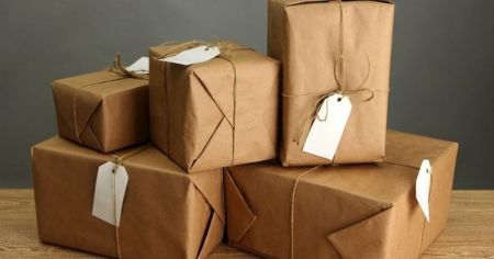 Джекпот на пошті: жінка купила коробку загублених посилок і виявила цінну річ