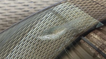 Унікальний випадок: метеорит упав просто на лобове скло Tesla Model Y