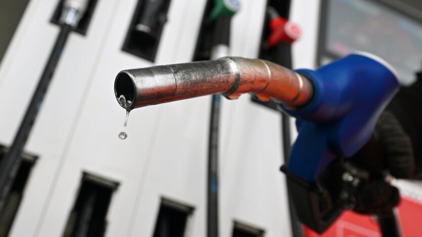 “Бензин-вбивця” заполонив російські АЗС після ударів по НПЗ: водії в паніці