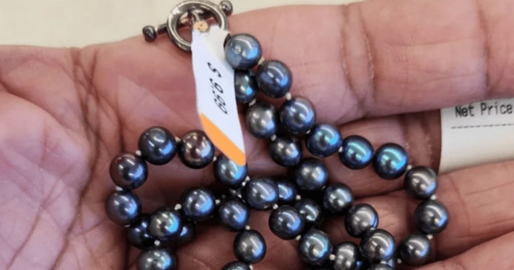 Жінка купила в секондгенді намисто, яке виявилося справжнім скарбом (фото)