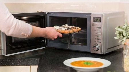Вплив мікрохвильовки на їжу: експерти шокували правдою, яку мало хто знав
