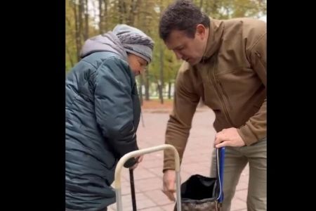Нардеп Тищенко з пафосом подарував пенсіонерці кравчучку
