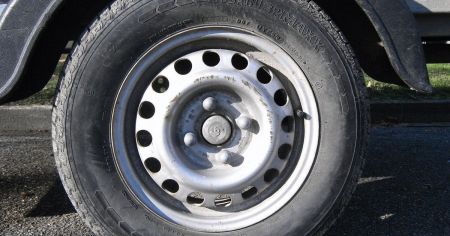 Чоловік з ножем тероризує автовласників у Києві: що про це відомо