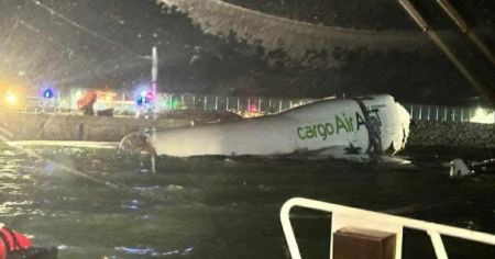 У Гонконгу вантажний літак з’їхав зі смуги: двоє загиблих