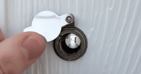 Українців лякають перевіркою квартир: ходять по будинках, знімають відбитки пальців — що це насправді