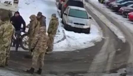 Мобілізація недостатньо жорстка: українцям пропонують затягнути пояси до межі