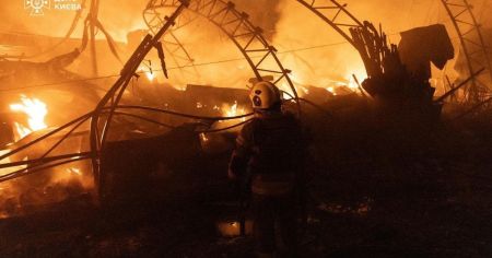 У Києві палали будинки та авто: Кличко і ДСНС уточнили наслідки атаки