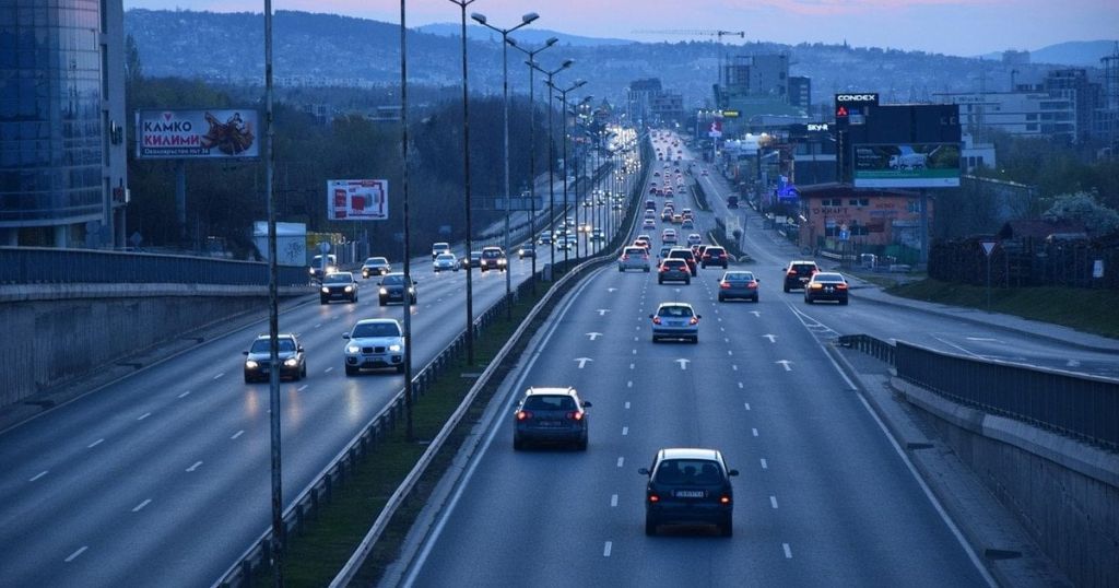 Дорожні знаки з радіохвилями: що вони означають