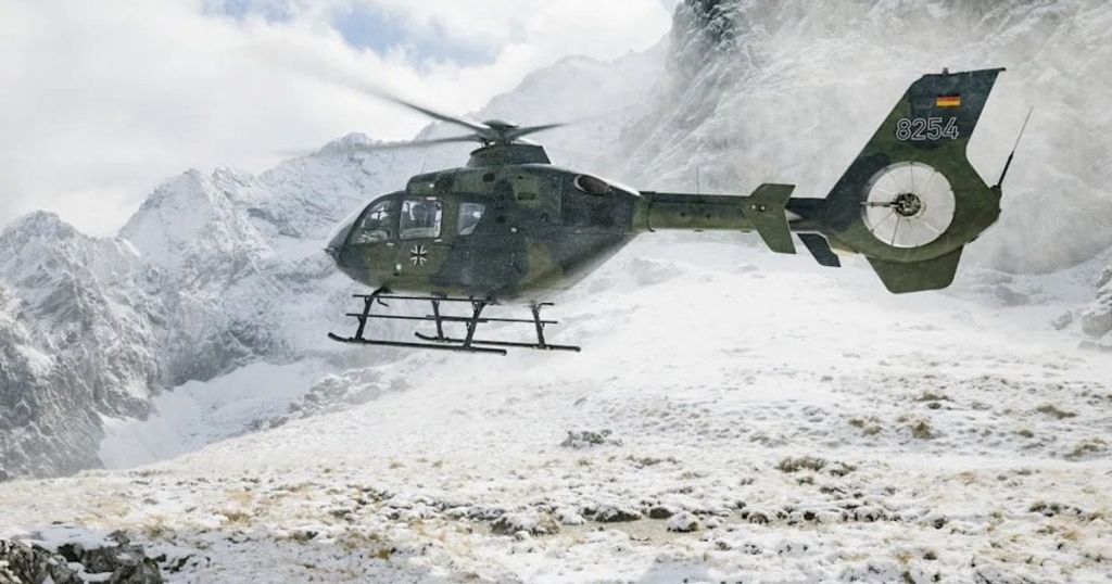 Астронавти посадили військовий вертоліт у засніжених Альпах: з якою метою
