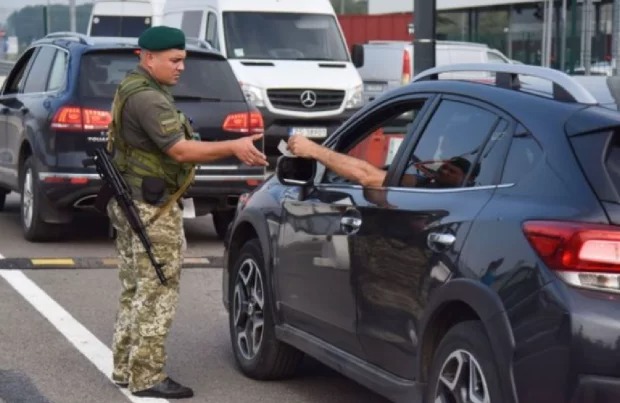 Молодь масово виїжджає за кордон: потік збільшився у 10 разів