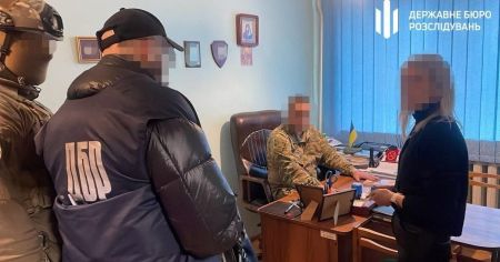 Працівник ТЦК допомагав утікати мобілізованим: “заробіток” ледь вмістився на ліжку (фото)