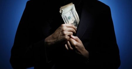 Скільки українців вважають країну безнадійно корумпованою: опитування