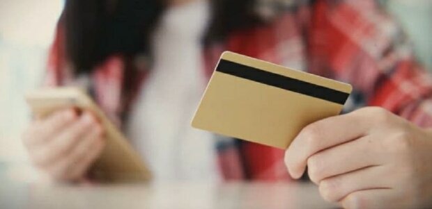 Пенсії не буде, а гроші “заморозять”: всіх власників банківських карток екстрено попередили