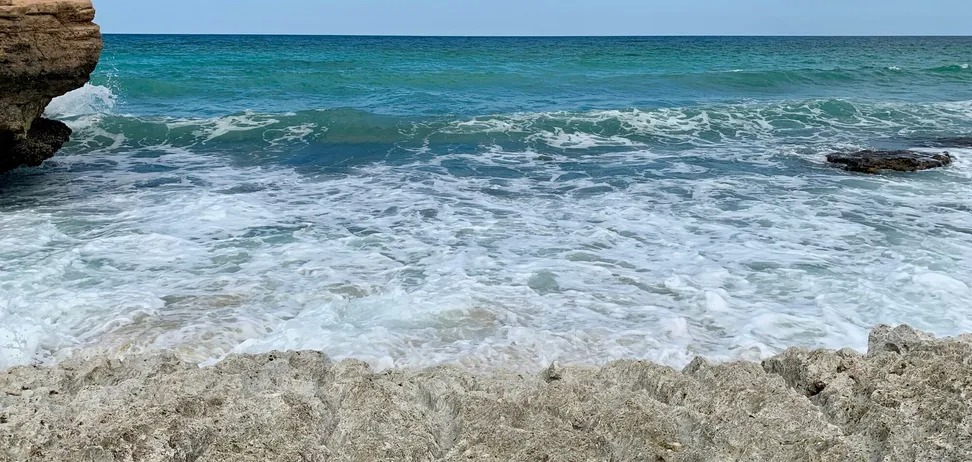 Можна лише засмагати і плавати: туристам порадили острів у Європі для лінивого відпочинку