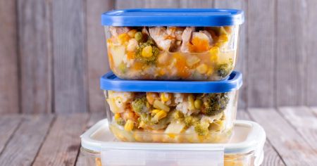 Які продукти не можна зберігати в пластикових контейнерах