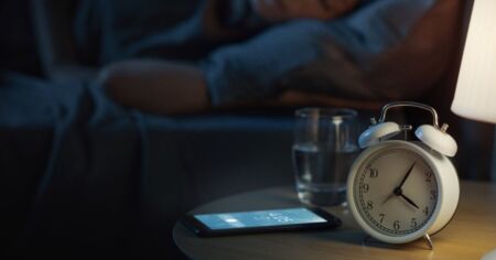 Apple радить відмовитися від стандартного будильника iPhone: є кращий спосіб прокидатися
