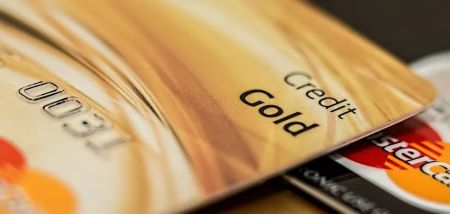 Чи діють у Польщі картки українських банків: що потрібно знати