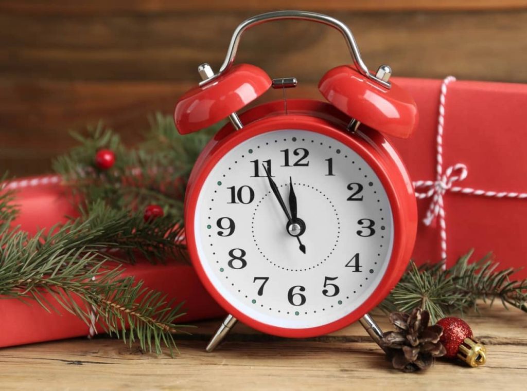 Переведення годинників по-новому: що важливо знати про перехід на зимовий час 2025