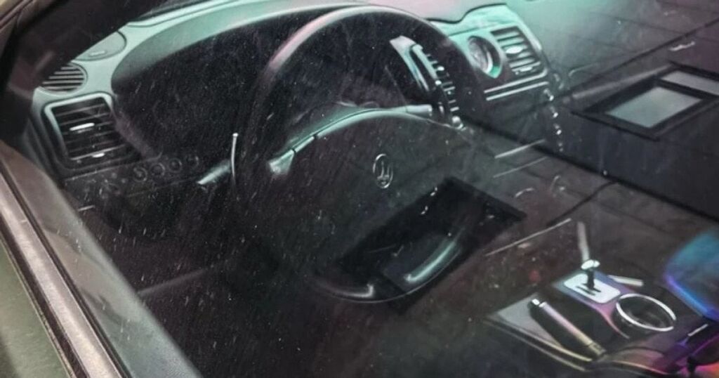 Що не варто залишати в автомобілі: 9 небезпечних речей