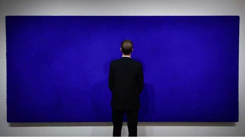 Монохромна картина синього кольору продана на аукціоні за шалені гроші