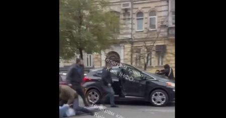 У центрі Києва цивільні люди зі зброєю затримали пасажира авто: відео