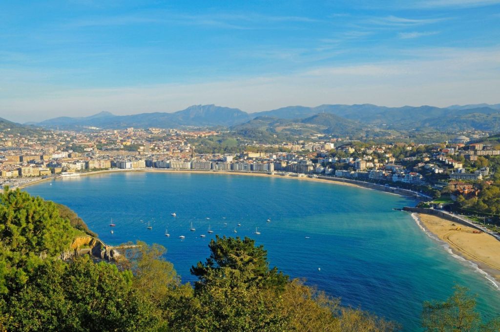 Популярні курорти в Іспанії та Португалії вводять нові суворі обмеження для туристів