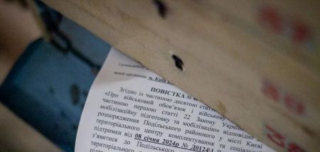 Чи можуть українцям вручати повістки за кордоном: докладне пояснення