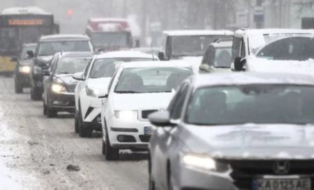 Можуть оштрафувати на 500 гривень: що заборонено розміщувати на лобовому склі автомобіля