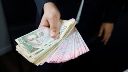 Від 158 до 367 тисяч гривень на місяць. Які зарплати одержують керівники держорганів в Україні