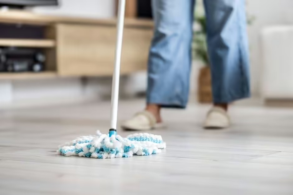 Як мити підлогу, щоб вона залишалася чистою довше: рецепт від експерта