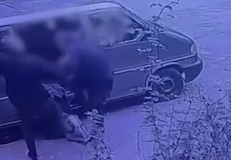 Поліцейські біля ТЦК жорстоко побили чоловіка: забивали руками й ногами