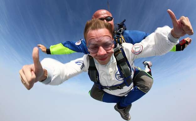 Чоловік дивом вижив після падіння з 3300 метрів, коли його парашут не розкрився