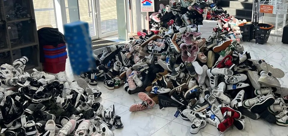 Українцям продавали підроблений одяг під виглядом світових брендів: де “накрили” мережу