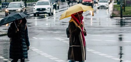 Синоптики попередили про сильні дощі, штормовий вітер та похолодання по всій Україні